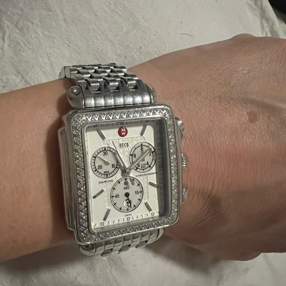 CJ0110188
MICHELE
MWOGJ01A 1025
0.67 CT-TW - 120 DIAMONDS